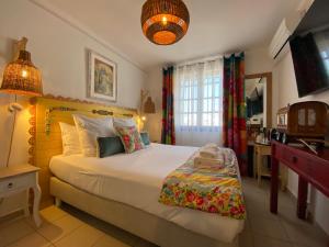 Postel nebo postele na pokoji v ubytování Hôtel Le Neptune en Camargue + 37 fotografií