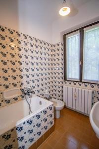 a bathroom with a tub and a toilet and a sink at GB - Dimora Fiorita in Armeno