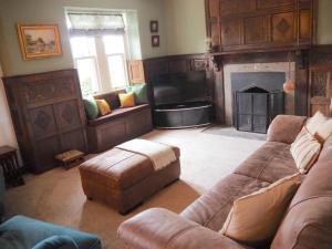 uma sala de estar com um sofá e uma lareira em Hope View House em Castleton