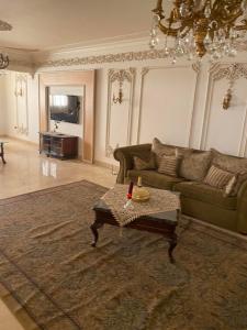 sala de estar con sofá y mesa de centro en Luxurious, fully furnished and well-equipped apartment with modern amenities, stunning views, and convenient location for remote work or studying from home, en El Cairo