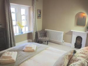 um quarto com uma cama com duas toalhas em Hope View House em Castleton