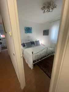 una camera da letto con letto e cuscini blu di Villa Bella ad Augusta