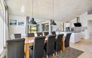 Kuchyň nebo kuchyňský kout v ubytování Stunning Home In Tarm With Kitchen