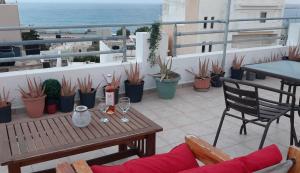 A balcony or terrace at Comfy Apartment near the Sea