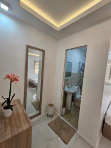 baño con espejo y lavabo en MGS Property en General Santos