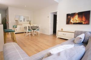 - un salon avec un canapé et une table dans l'établissement Ibanova Homes Casco Antiguo 2, à Valence