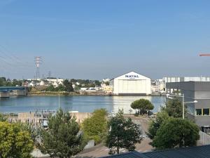 een uitzicht op een rivier met een groot wit gebouw bij Urban loft Lorient centre in Lorient