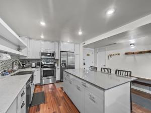 Köök või kööginurk majutusasutuses 129 Park Station Escape! Cozy Condo with Pool & Hot Tub! Walking Distance to Main Street & Town Lift! condo +43 fotot