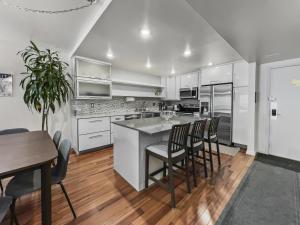 Köök või kööginurk majutusasutuses 129 Park Station Escape! Cozy Condo with Pool & Hot Tub! Walking Distance to Main Street & Town Lift! condo