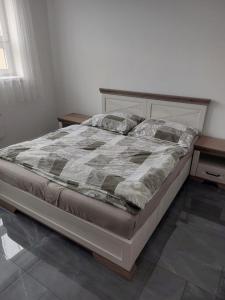 1 cama grande en un dormitorio con 2 mesitas de noche en Bezbariérový apartmán Lodenica - v tesnej blízkosti Adelli centra, en Piešťany