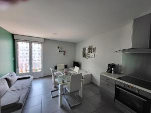 LE TOURISTIC Appartements的厨房或小厨房