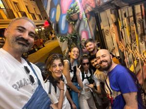 eine Gruppe von Menschen, die auf einer Straße für ein Foto posieren in der Unterkunft Rodin Hostel in Istanbul