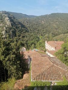 vistas a los tejados de las casas de una montaña en Le Saint Joseph 20, en Moltig les Bains