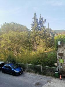 un coche azul estacionado al lado de una carretera en Le Saint Joseph 20, en Moltig les Bains