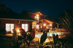 ein Haus mit Pool in der Nacht davor in der Unterkunft Les cabanes de l'océan, Villa confort proche plage sauvage in Messanges