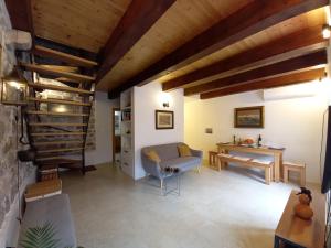 ein Wohnzimmer mit einem Sofa und einem Tisch in der Unterkunft Romantic stone house by the sea **** in Kotor