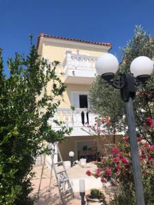 a street light in front of a building at Nikolas house in Megalochori