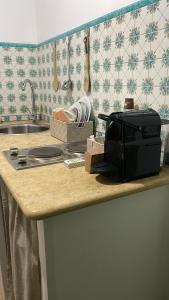 una encimera de cocina con tostadora encima en Le dimore di Gió, en Trapani