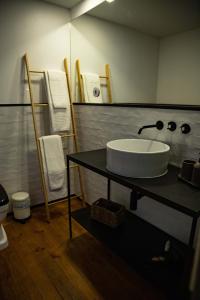 y baño con lavabo y espejo. en Formosa Patio with Free Parking, en Oporto