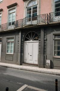 una puerta blanca en el lateral de un edificio en Formosa Patio with Free Parking, en Oporto