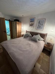 - une chambre avec un grand lit et 2 oreillers dans l'établissement Appartamento Porto Rotondo Rudargia, à Porto Rotondo
