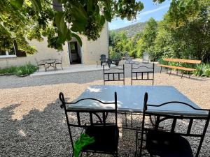 a group of tables and chairs sitting in a courtyard at Appartement Harmonie T2-Climatisation, grand Jardin & Parking privé au calme in Gréoux-les-Bains