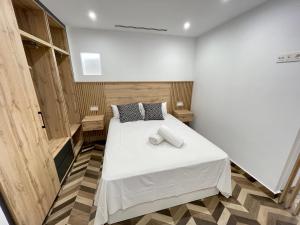 1 dormitorio con 1 cama blanca y 2 almohadas en Loft Concejo Plaza Mayor, en Salamanca