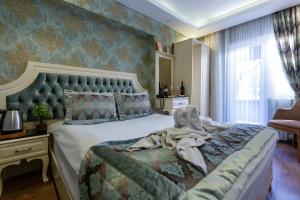 sypialnia z dużym łóżkiem z dużym zagłówkiem w obiekcie Sirkeci Ersu Hotel & SPA w Stambule
