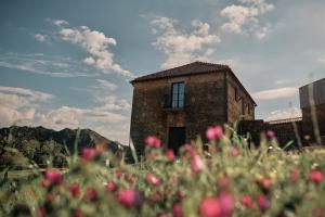 a brick building with flowers in front of it at Bode Country House in Monsanto