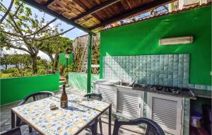 eine Außenküche mit einem Tisch und einem Waschbecken in der Unterkunft Lovely Home In Barano Dischia With Kitchenette in Ischia