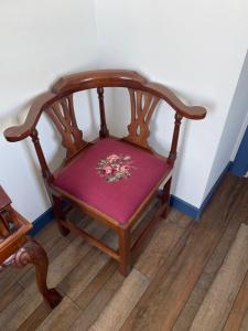 einen Holzstuhl mit einem lila Sitz in einem Zimmer in der Unterkunft Duncklee Room 202, Hyland Hotel in Palmer