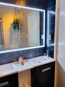 y baño con lavabo y espejo. en NEW! Beautiful City Apartment Santander en Santander