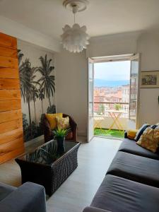 uma sala de estar com um sofá e uma mesa em NEW! Beautiful City Apartment Santander em Santander
