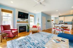 Una sala de estar con un sofá y una chimenea. en Carolina Beach Lakefront House Walk to Beach!, en Carolina Beach