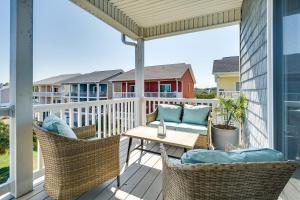 Un patio con sillas y una mesa en una terraza. en Carolina Beach Lakefront House Walk to Beach!, en Carolina Beach