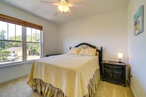 Un dormitorio con una cama y un ventilador de techo. en Carolina Beach Lakefront House Walk to Beach!, en Carolina Beach