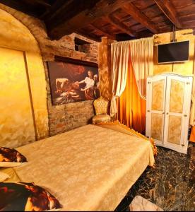 - une chambre avec un lit et une peinture murale dans l'établissement SUITE CARAVAGGIO, à Albavilla
