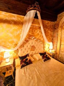 - une chambre avec un lit à baldaquin dans l'établissement SUITE CARAVAGGIO, à Albavilla
