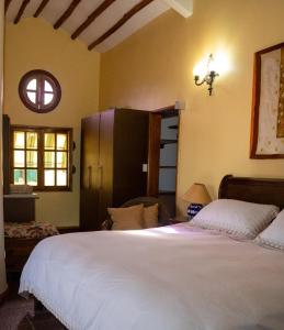 a bedroom with a large white bed and a window at Todo lo que necesitas en un solo lugar... in Pampatar