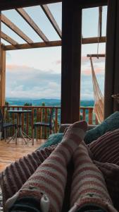 uma cama num quarto com vista para o oceano em Refúgio da Montanha Brasil Loft & Panoramic View em Alfredo Wagner