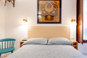 1 dormitorio con 1 cama y una foto en la pared en Cavour central apartment, en Turín