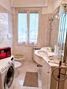 ein Badezimmer mit einem Waschbecken und einer Waschmaschine in der Unterkunft Grazia Guesthouse in Rom