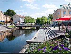 a bridge over a river in a town with buildings at Attefallshus Alingsås / Dammen. in Alingsås