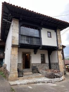 a building with a balcony on the front of it at El Refugio del Busgosu in Pen