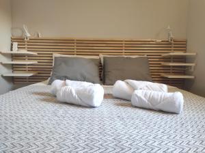 dwa ręczniki na łóżku z dwoma poduszkami w obiekcie ZEUS BEACH Apartament w mieście Torrevieja