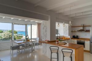 Η κουζίνα ή μικρή κουζίνα στο Ambassador Luxury Villas