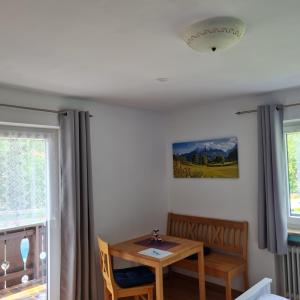uma sala de jantar com uma mesa e uma janela em Gästehaus Lehnerer Grainau em Grainau