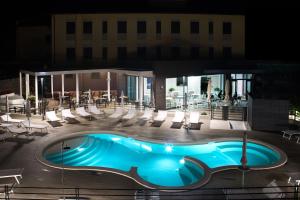 a swimming pool in the middle of a building at Hotel Ristorante Dante in Torgiano