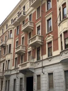 um edifício com varandas ao lado em Charming renovated apartment in Turin- 2 Bathrooms em Turim