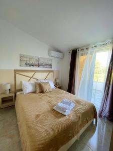 Кровать или кровати в номере Robi Apartments